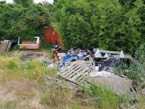 MONCALIERI – Discarica abusiva sulla pista ciclabile del Chisola