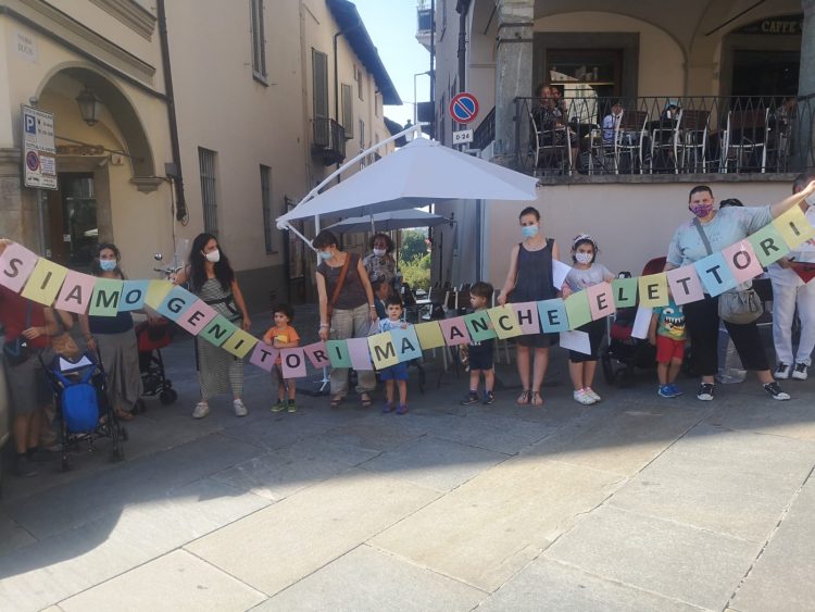 MONCALIERI – La protesta sotto il Comune per la rivoluzione all’asilo Arcobaleno