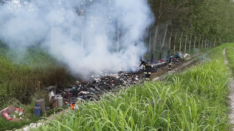 MONCALIERI – Altra discarica abusiva di rifiuti incendiata