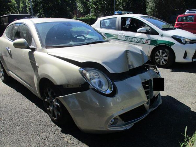 NICHELINO – Abbatte un palo della luce con l’auto