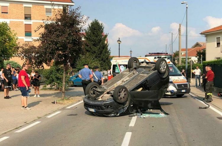 Madre e figlia si ribaltano con l’auto