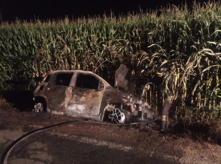 CARMAGNOLA – Auto rubata in fiamme: indagano i carabinieri