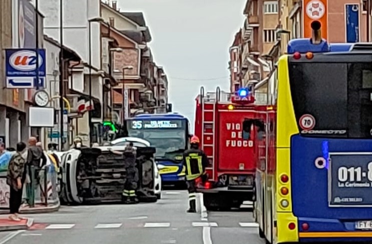 NICHELINO – Si ribalta in macchina in via Torino