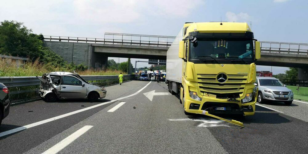 Il cofano gli si apre di colpo. Brutto scontro in tangenziale con un ferito