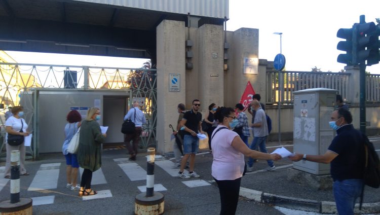 SINDACATI – La protesta dei lavoratori delle mense Fca: volantinaggio dei Si Cobas