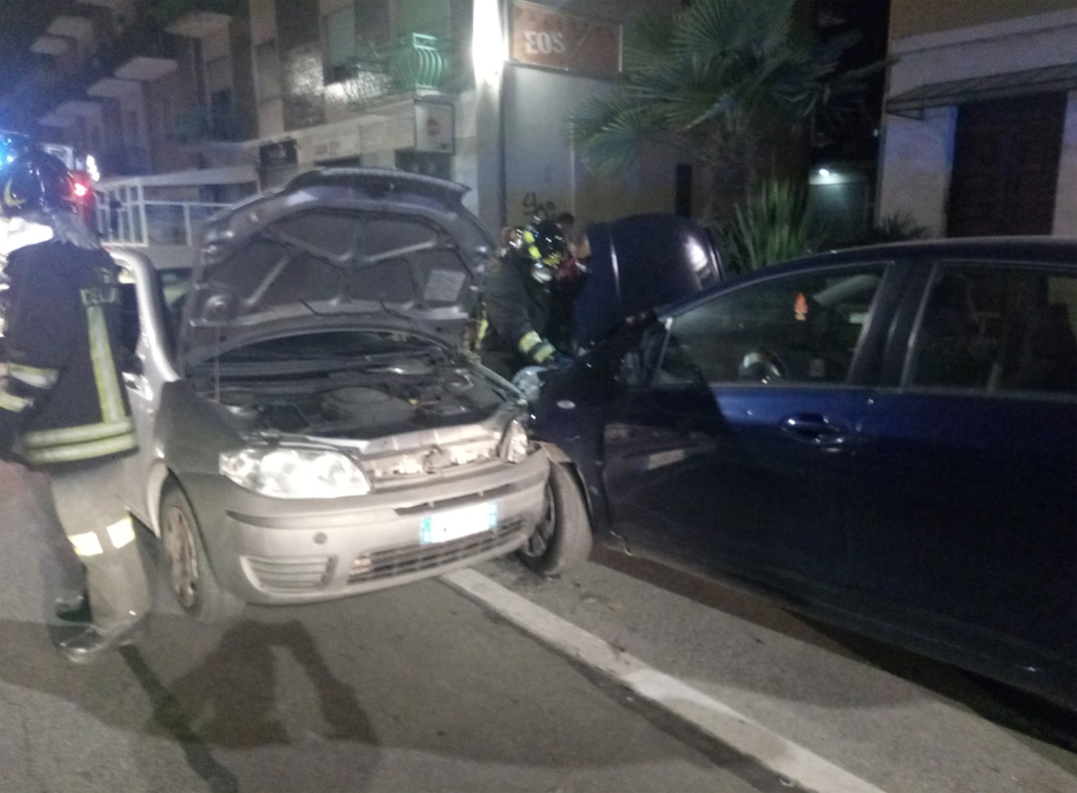 MONCALIERI – Perde il controllo e si schianta sulle vetture in sosta