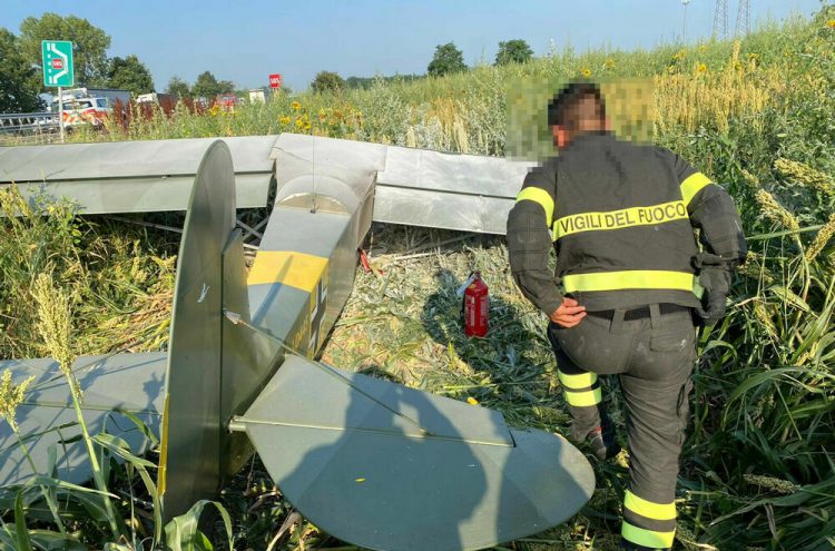 Pompieri del comando provinciale di Torino soccorrono il pilota di un aereo precipitato nel pavese