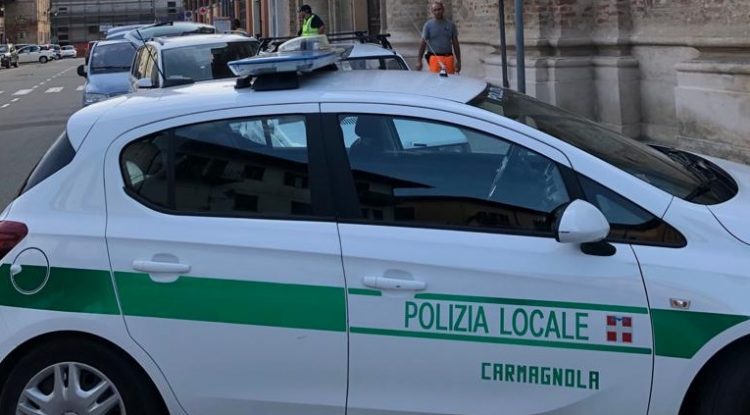 CARMAGNOLA – Ubriaco al volante si schianta e abbatte un semaforo