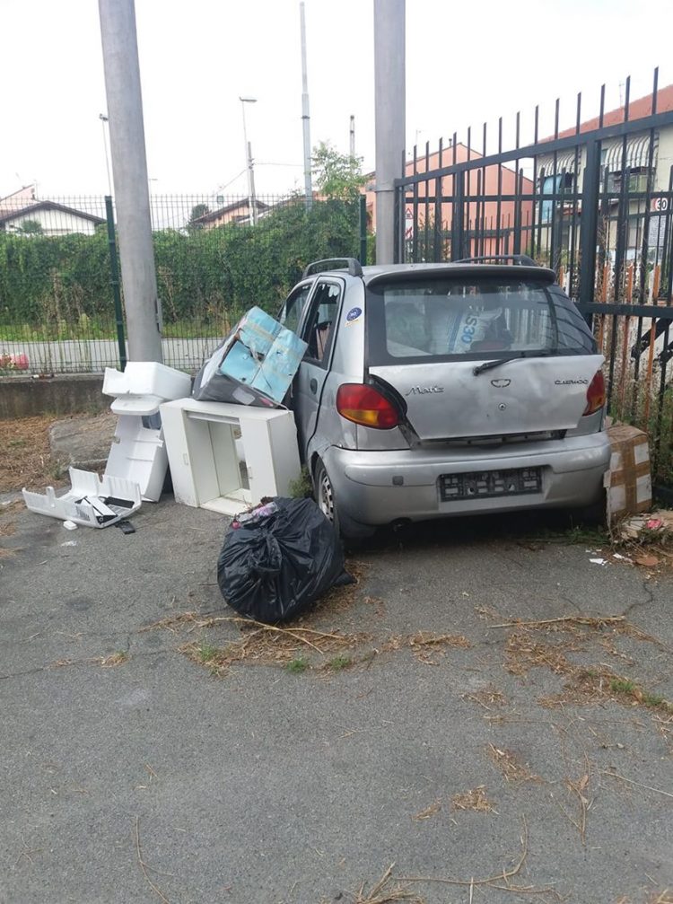 MONCALIERI – Auto abbandonata e rifiuti: le proteste in strada Mongina