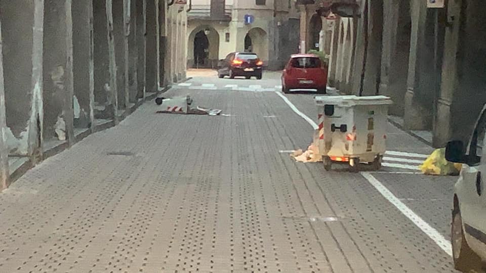 CARMAGNOLA – Vandali in centro: ribaltati i cassonetti della spazzatura
