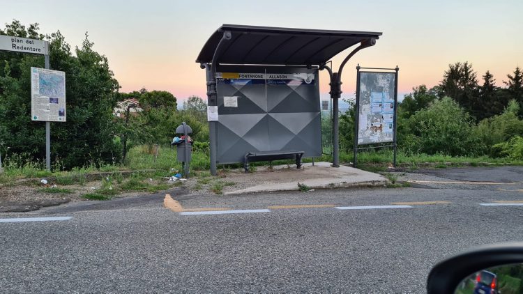 PECETTO – “Mettete le strisce pedonali davanti alla fermata di via Allason”