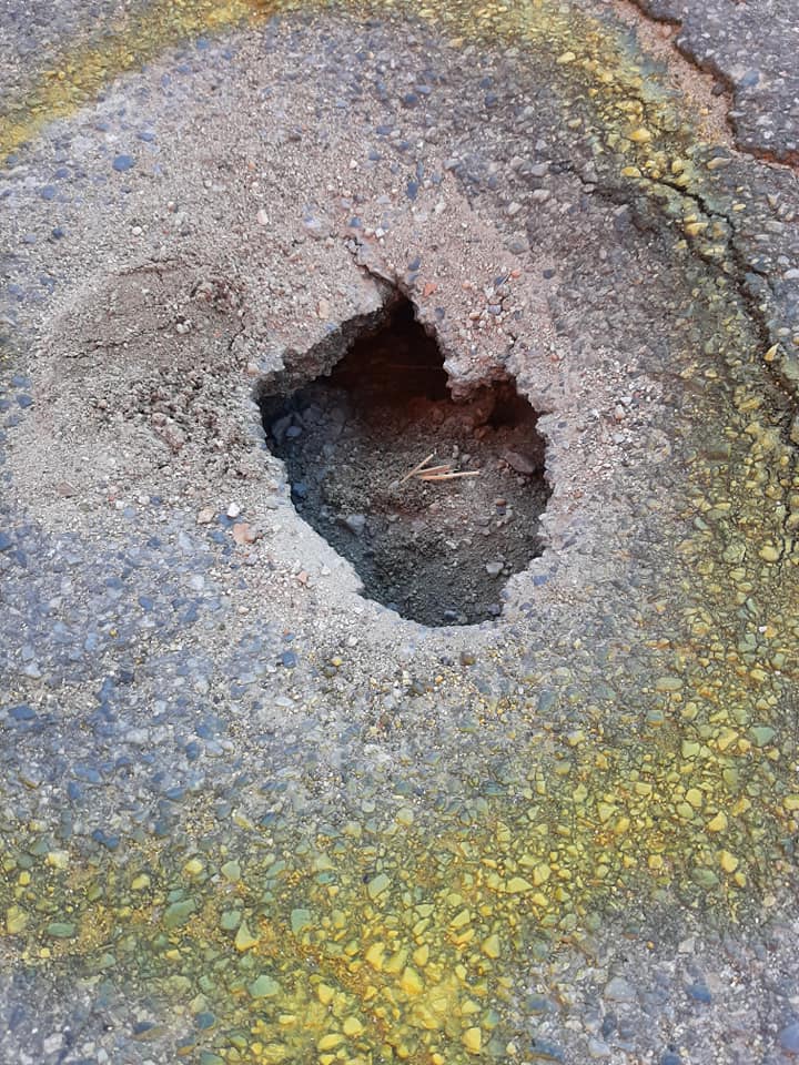 CARMAGNOLA – L’asfalto cede in vicolo San Lorenzo