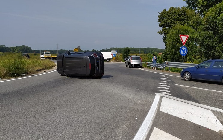 NICHELINO – Nuovo incidente sulla rotatoria di Debouchè