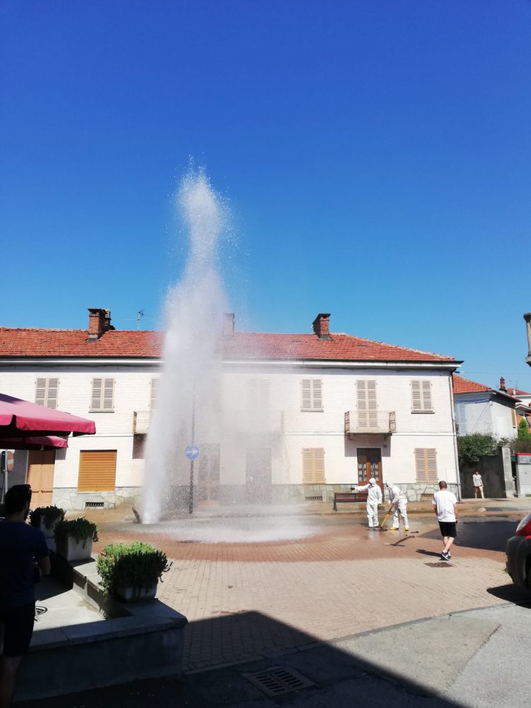 TROFARELLO – Maxi guasto alla tubazione dell’acqua in via Roma: “geyser” alto diversi metri