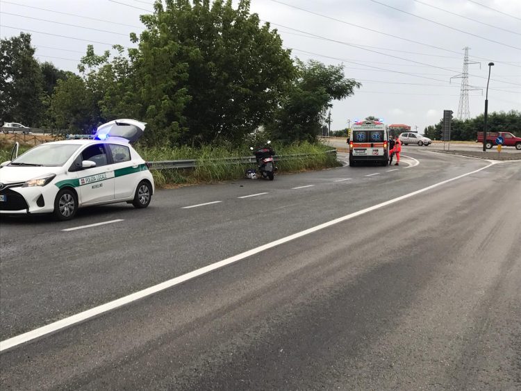 NICHELINO – Lunga scia d’olio sulla variante per Borgaretto: due motociclisti cadono