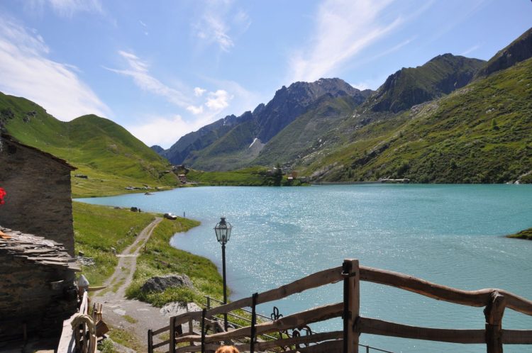 Lago di Malciaussia, ultimo tratto di strada vietato a pullman e caravan nel weekend