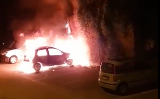 PECETTO – Auto a fuoco nella notte in centro