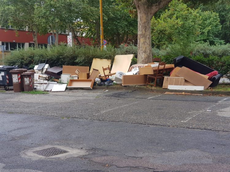 NICHELINO – Discarica abusiva di rifiuti in via Cacciatori