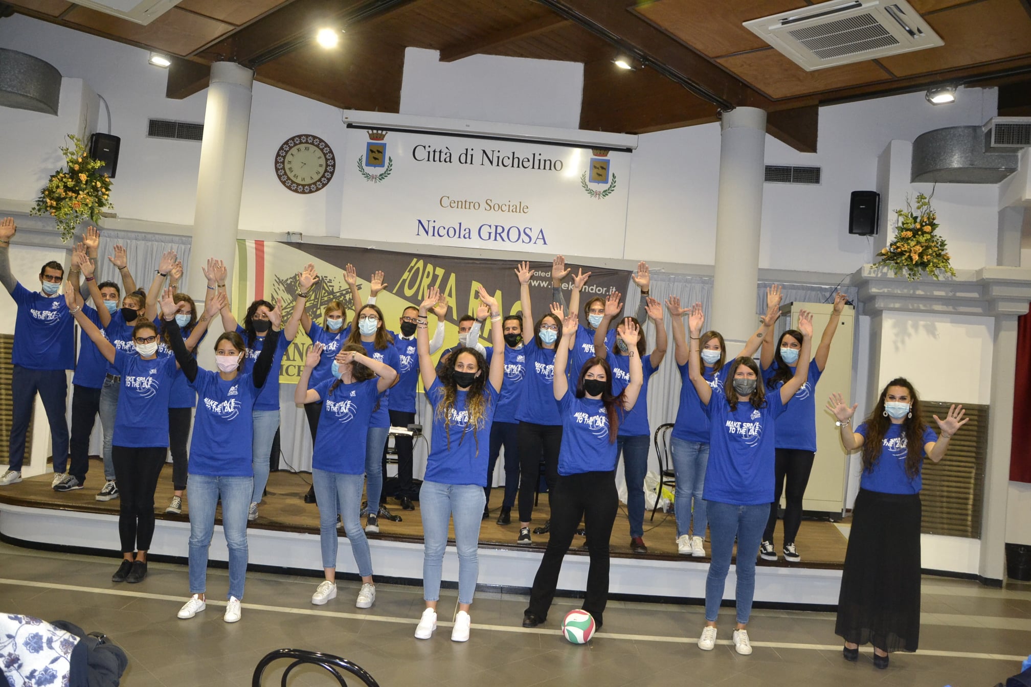 NICHELINO – La festa per le giocatrici di pallavolo neopromosse