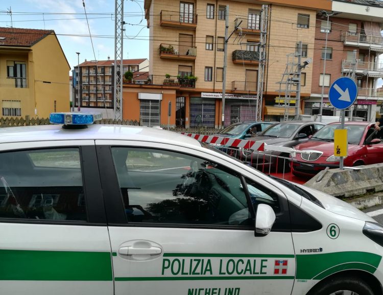NICHELINO – Auto bloccate nel passaggio a livello: caos in via Torino
