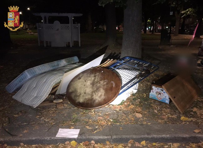 Scaricano i rifiuti nel parco