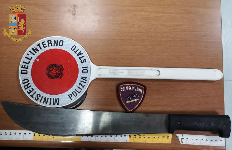 Arrestato dopo aver danneggiato con un machete una gastronomia