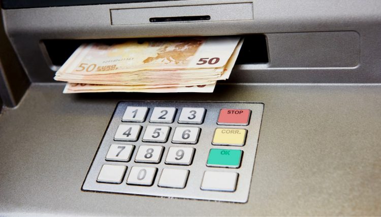 MONCALIERI – Tenta la rapina ad una donna che preleva al bancomat