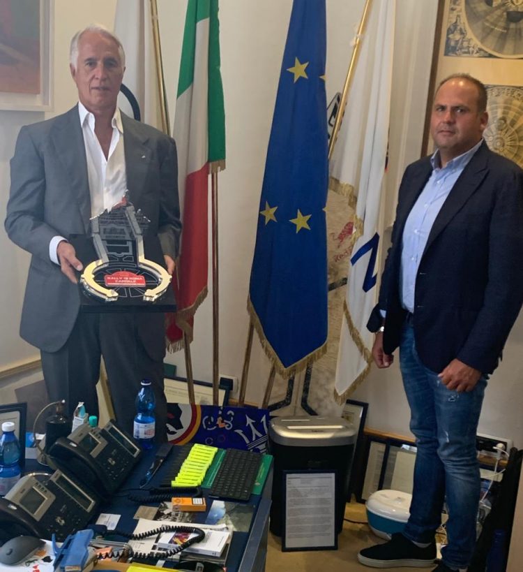 Max Rendina consegna a Giovanni Malagò il riconoscimento del Rally di Roma Capitale 2020 per il CONI