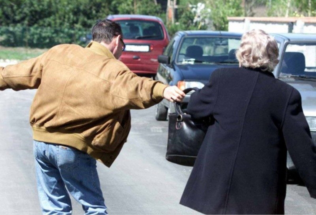 NICHELINO – Donna scippata in via XXV Aprile