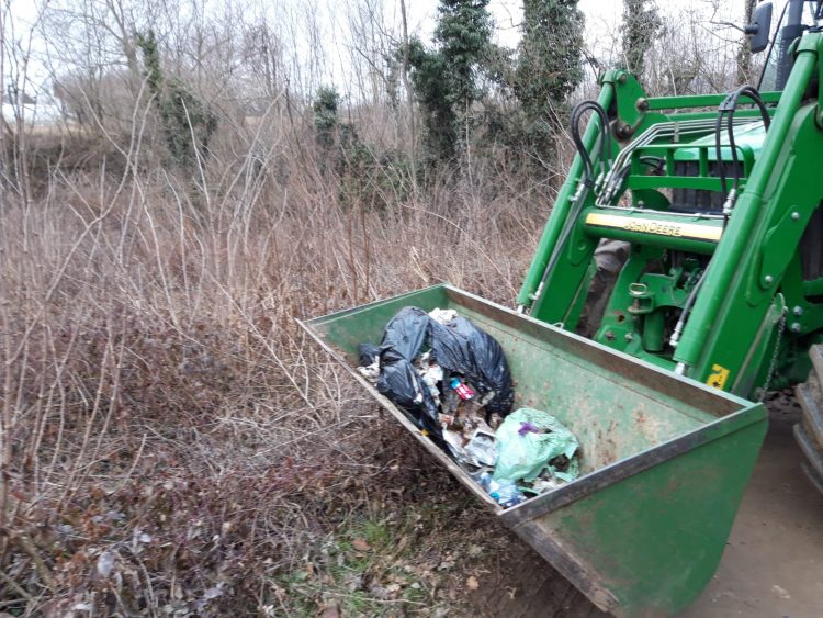 CARMAGNOLA – Ancora rifiuti abbandonati in campagna