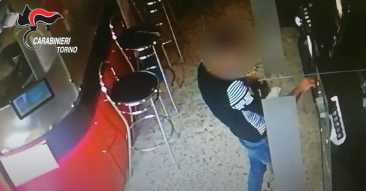MONCALIERI – Il truffatore di anziani si finge sacerdote e ruba 700 euro: arrestato mentre se li gioca alle slot