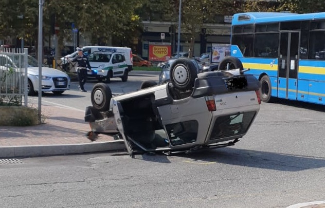 MONCALIERI – Si ribalta alla rotatoria Boffa: un ferito lieve
