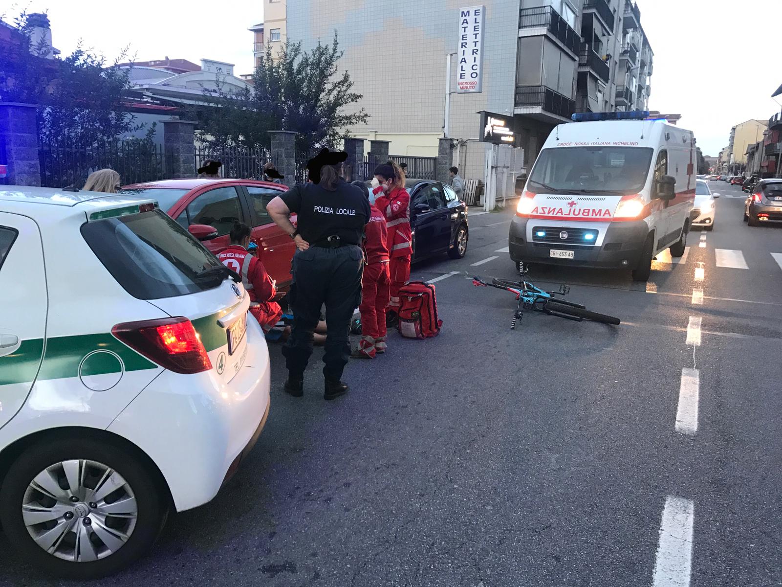 NICHELINO – Apre lo sportello dell’auto e prende in pieno un ciclista
