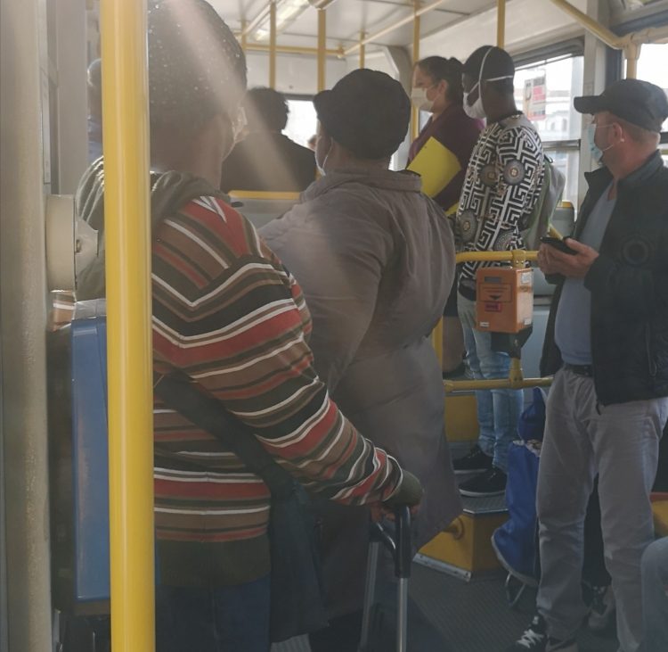 MONCALIERI – Il 67 è stracolmo e tra i commercianti monta la rabbia: “Lì il contagio non c’è?”