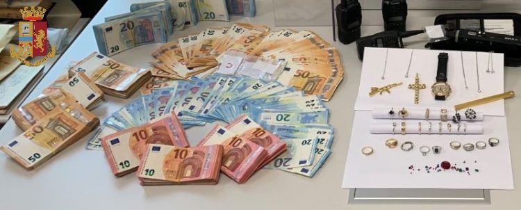MONCALIERI – Soldi nel divano, oggetti preziosi e armi: arrestato 33 enne