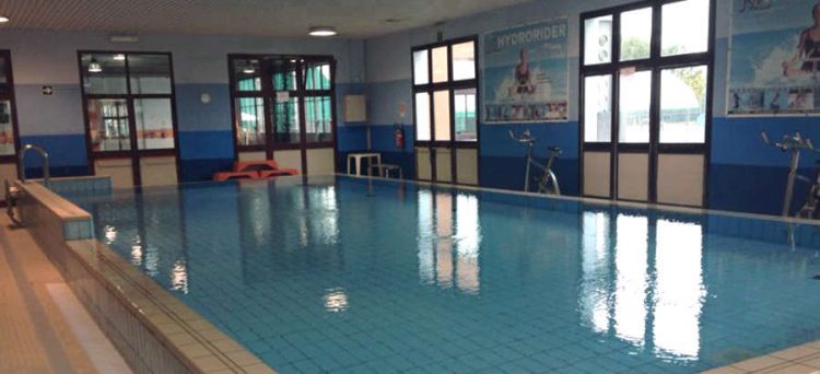 CARMAGNOLA – Nuoto gratis per chi va alle 7: paga il Comune