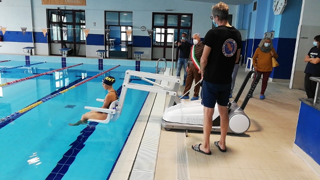 CARMAGNOLA – Acquistato e inaugurato il sollevatore per disabili in piscina