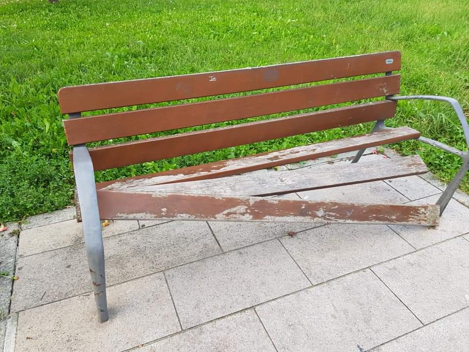 NICHELINO – Vandali alle panchine di piazza Dalla Chiesa