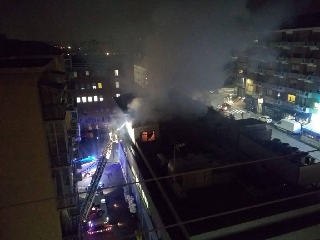 MONCALIERI – Incendio in un sottotetto di via Martiri