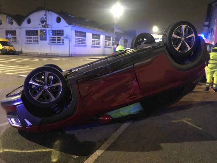 MONCALIERI – Auto si ribalta dopo uno scontro in borgo San Pietro