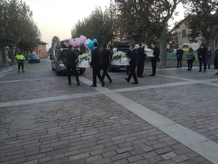 CARIGNANO – Palloncini colorati per l’ultimo saluto a Barbara, Alessandro e Aurora