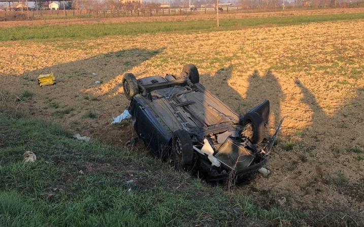 CARMAGNOLA – Esce di strada con l’auto e si ribalta, poi scappa e viene preso