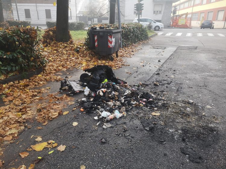 NICHELINO – Piromani in azione contro i cassonetti dei rifiuti