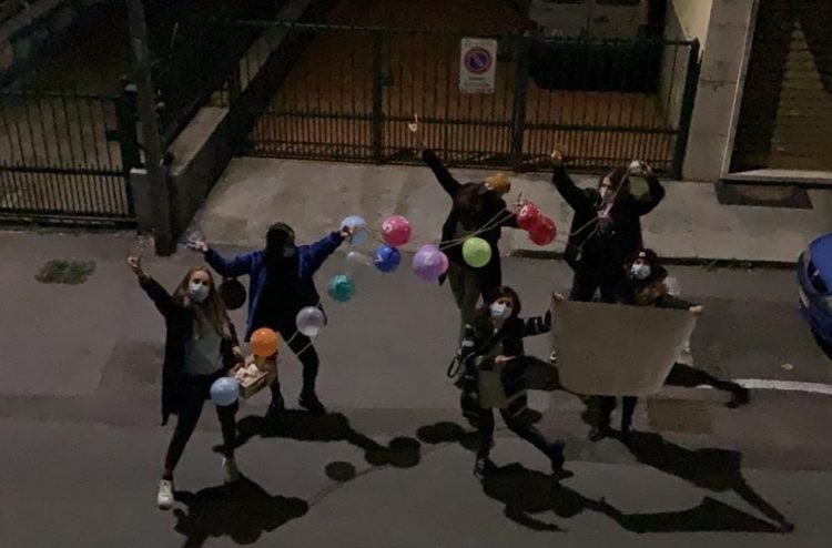 NICHELINO – La festa in strada per l’amica in quarantena che compie gli anni