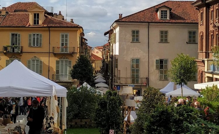 MONCALIERI – Il caos del mercato nel primo giorno di zona rossa