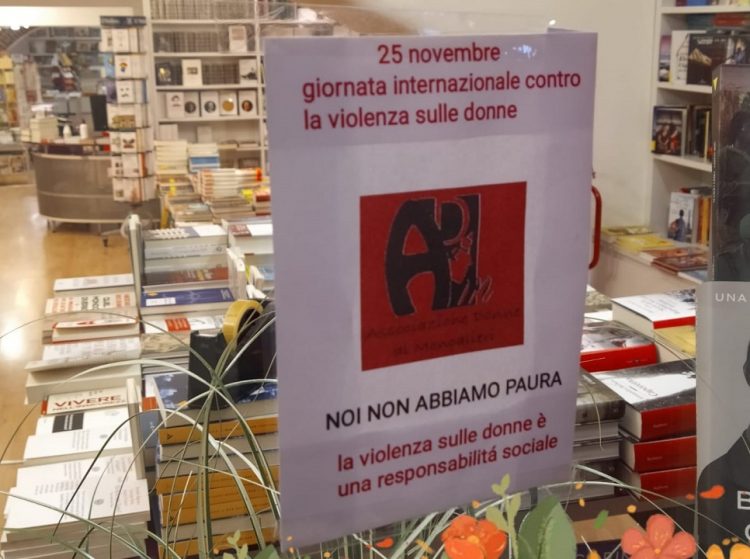 MONCALIERI – Il centro storico si tinge di rosso per la giornata contro la violenza sulle donne