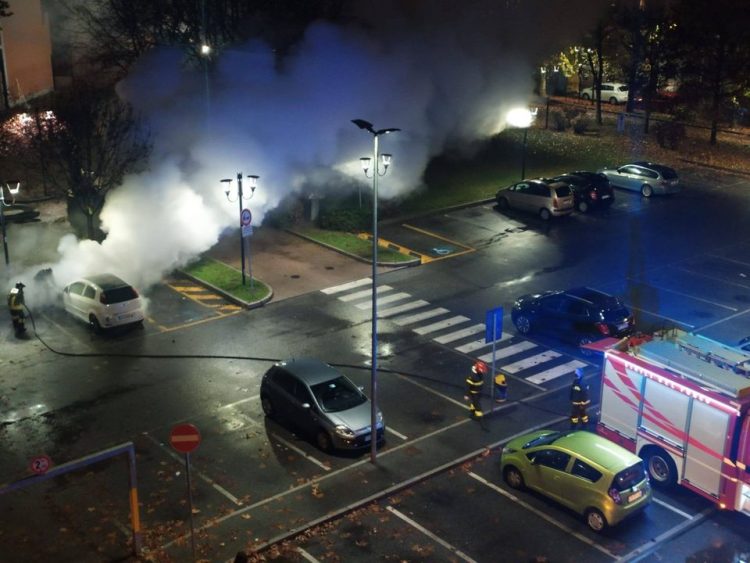 NICHELINO – A fuoco un’auto nel parcheggio della parrocchia Trinità