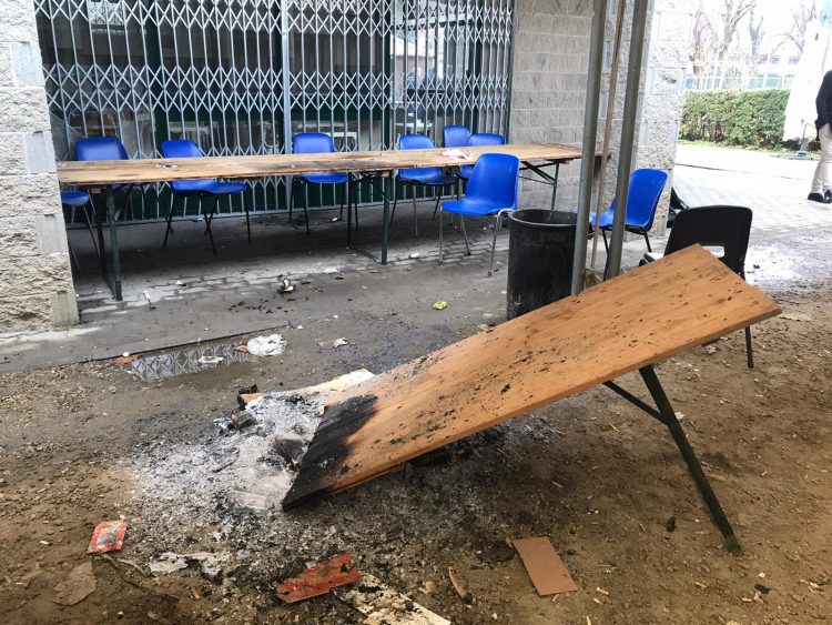 NICHELINO – Devastato il quartiere Oltrestazione: vetri di auto in frantumi e tavoli bruciati