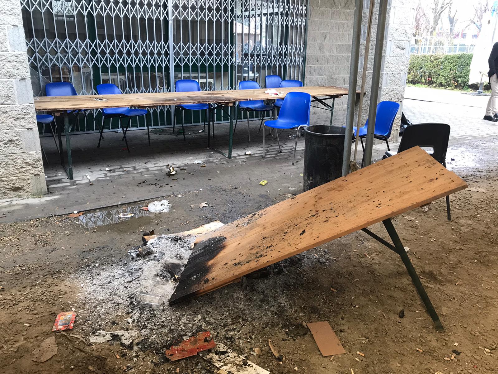 NICHELINO – Devastato il quartiere Oltrestazione: vetri di auto in frantumi e tavoli bruciati