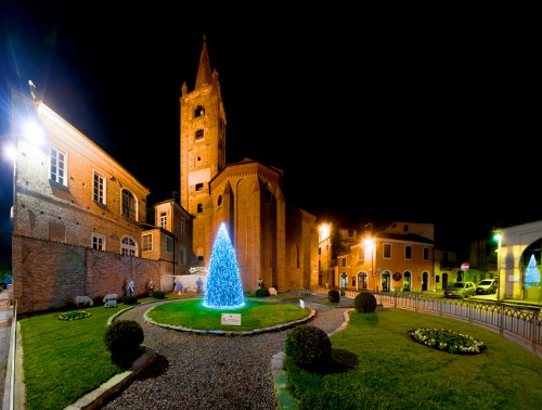 CARMAGNOLA – Un albero di Natale “solidale” dietro Sant’Agostino